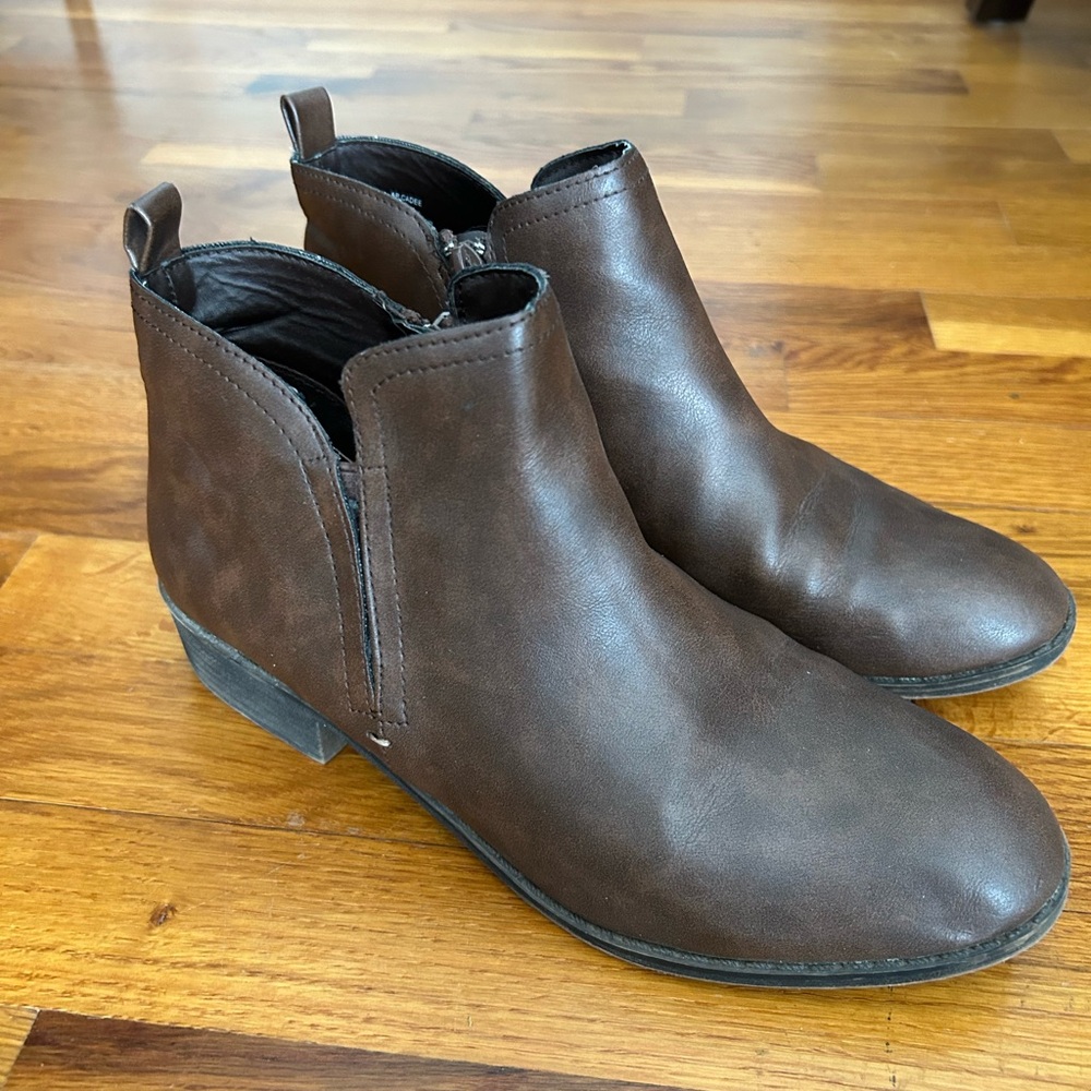 American Rag Cie Women’s Brown Chelsea Ankle Booties CADEE Boots Distressed  9